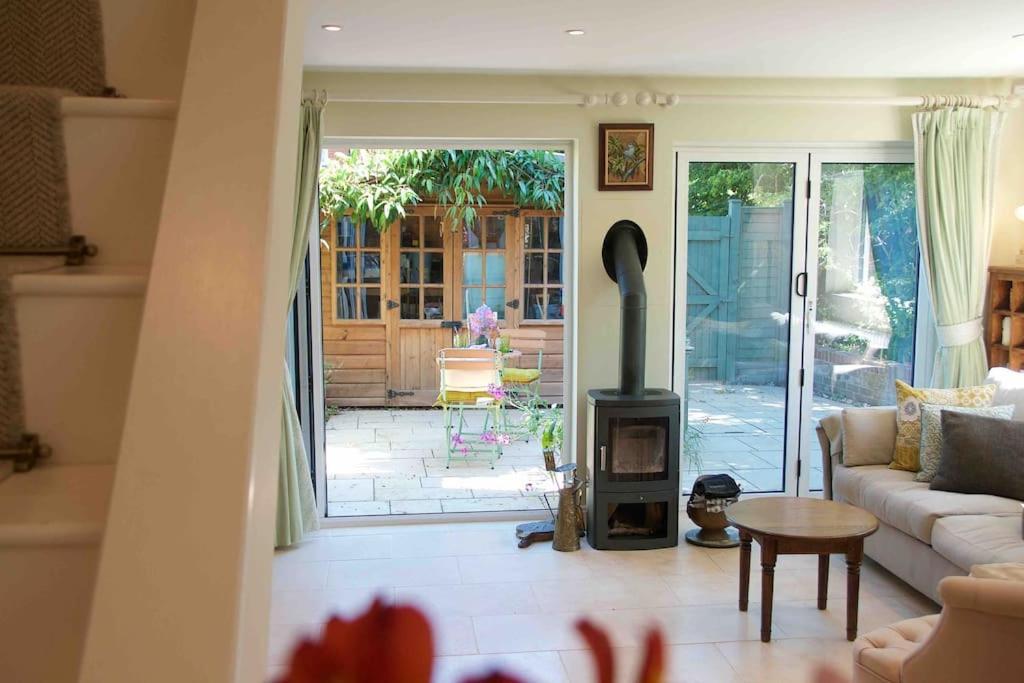 Canal View 2 Bedrooms End Of Terrace Чичестър Екстериор снимка