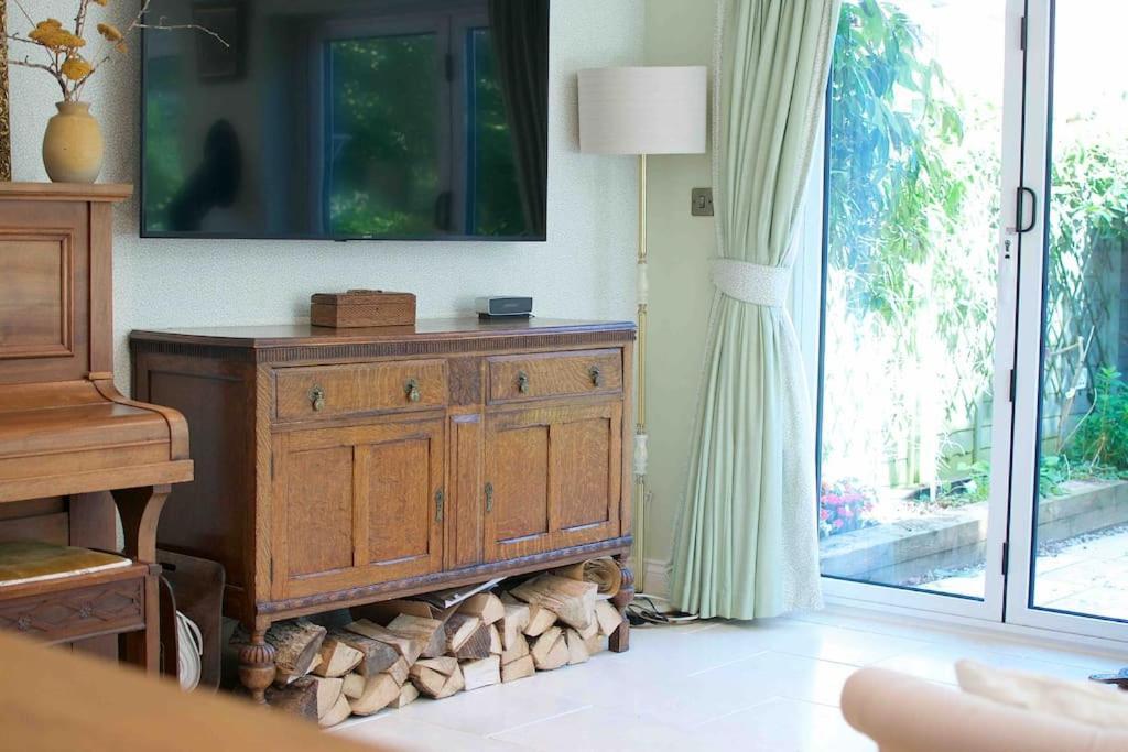 Canal View 2 Bedrooms End Of Terrace Чичестър Екстериор снимка