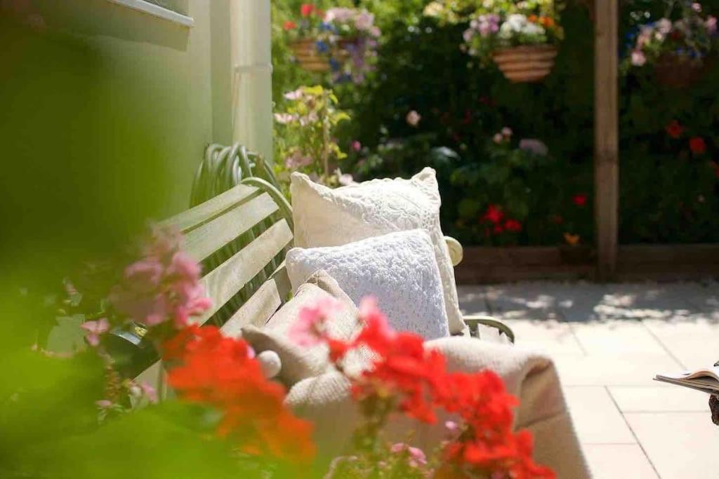 Canal View 2 Bedrooms End Of Terrace Чичестър Екстериор снимка